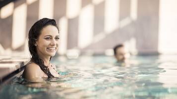 Innenpool, Außenpool, geöffnet von 07:00 Uhr bis 20:00 Uhr, Liegestühle