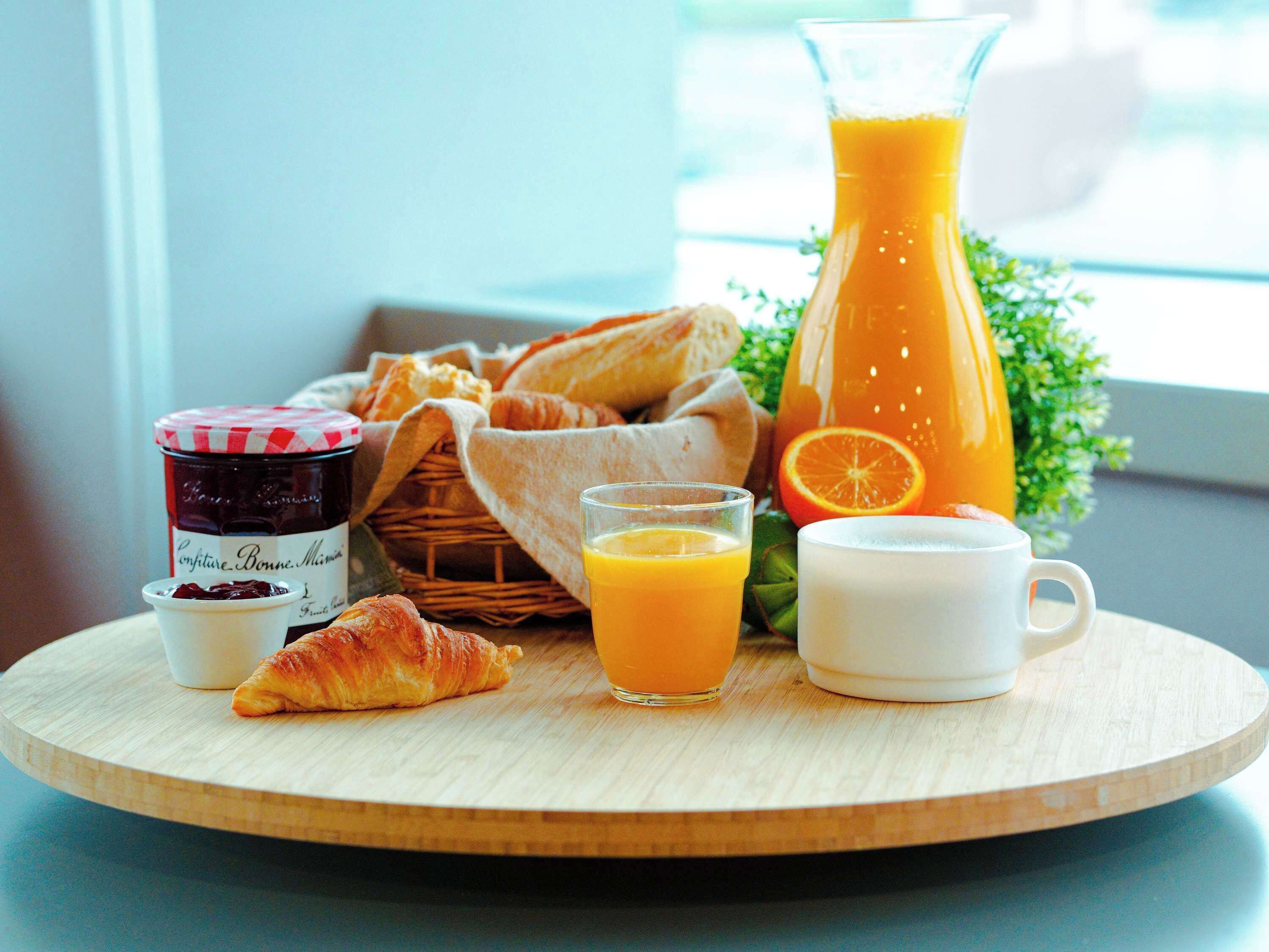 Café da manhã com buffet grátis todos os dias