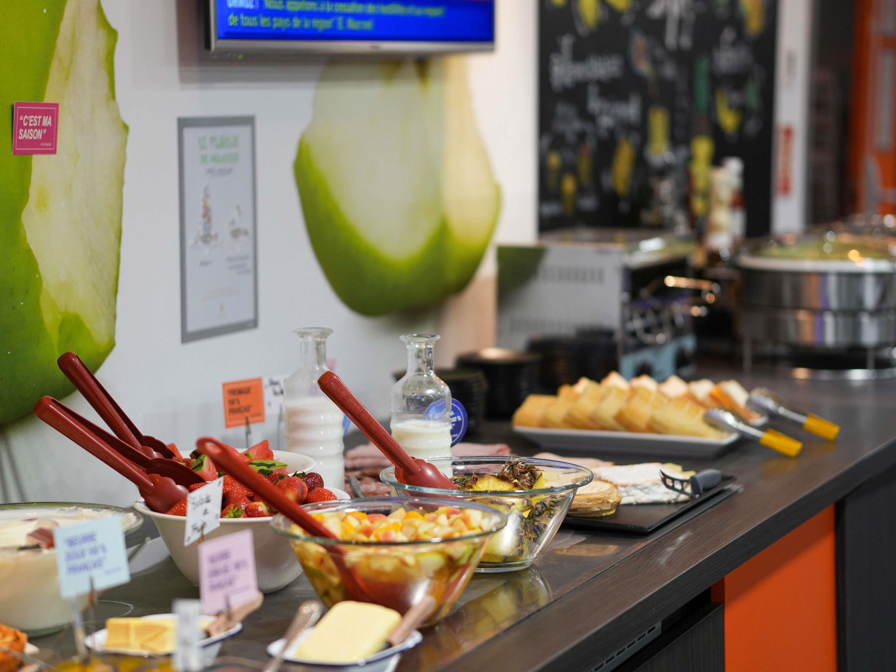 Un bufé con diferentes alimentos y utensilios.
