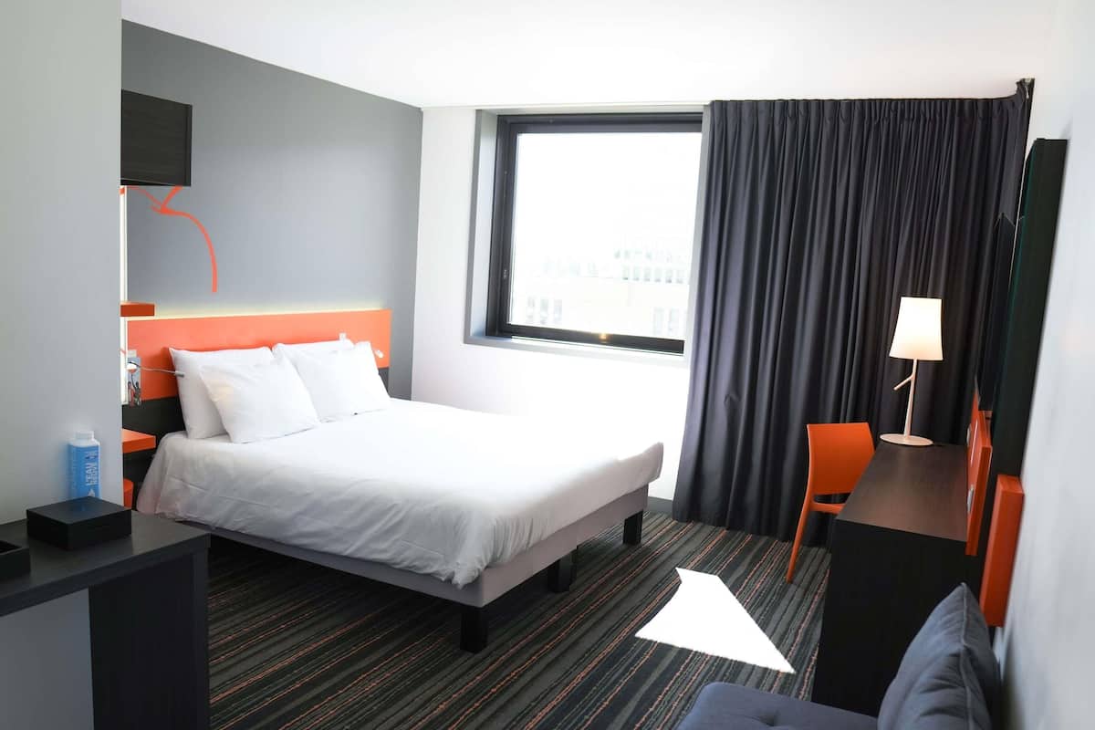 Premium Room, 1 Double Bed | Premium bedding, memory foam beds, in-room safe, desk