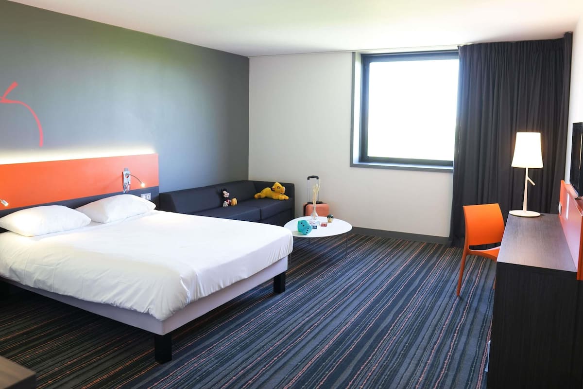 Standard Suite, 1 Double Bed with Sofa bed | Premium bedding, memory foam beds, in-room safe, desk