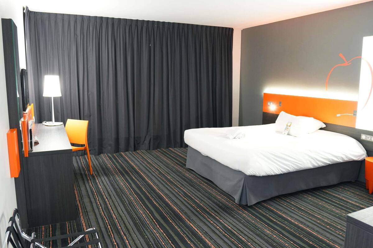 premium bedding, memory-foam beds, in-room safe, desk