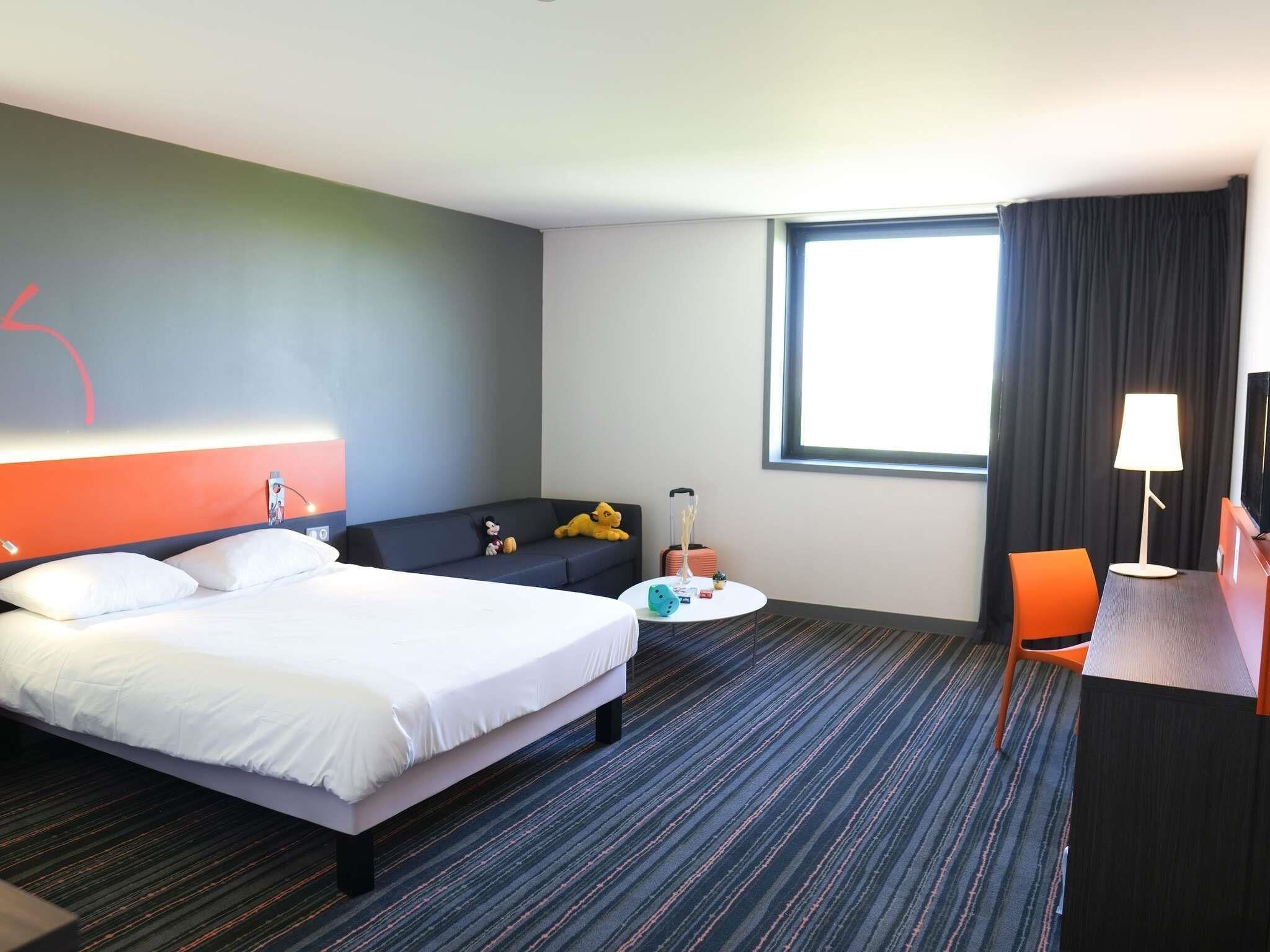 Standard Suite, 1 Double Bed with Sofa bed | Premium bedding, memory foam beds, in-room safe, desk