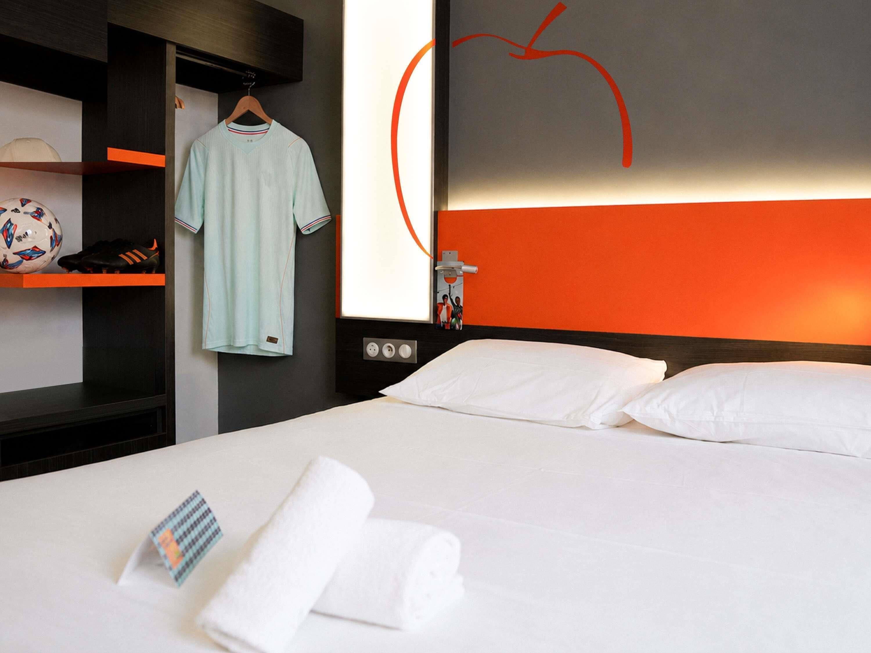 Premium Room, 1 Double Bed | Premium bedding, memory foam beds, in-room safe, desk