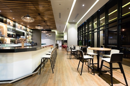 Bar (en la propiedad). Holiday Inn Panama Distrito Financiero by IHG