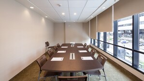 A conference room with a large table, chairs, and a projector. - Holiday Inn Panama Distrito Financiero by IHG (Panama City)