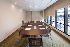 A conference room with a large table, chairs, and a projector. - Holiday Inn Panama Distrito Financiero by IHG (Panama City)