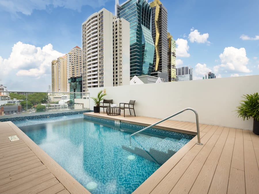 Una piscina al aire libre