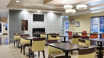 Desayuno completo gratuito y diario