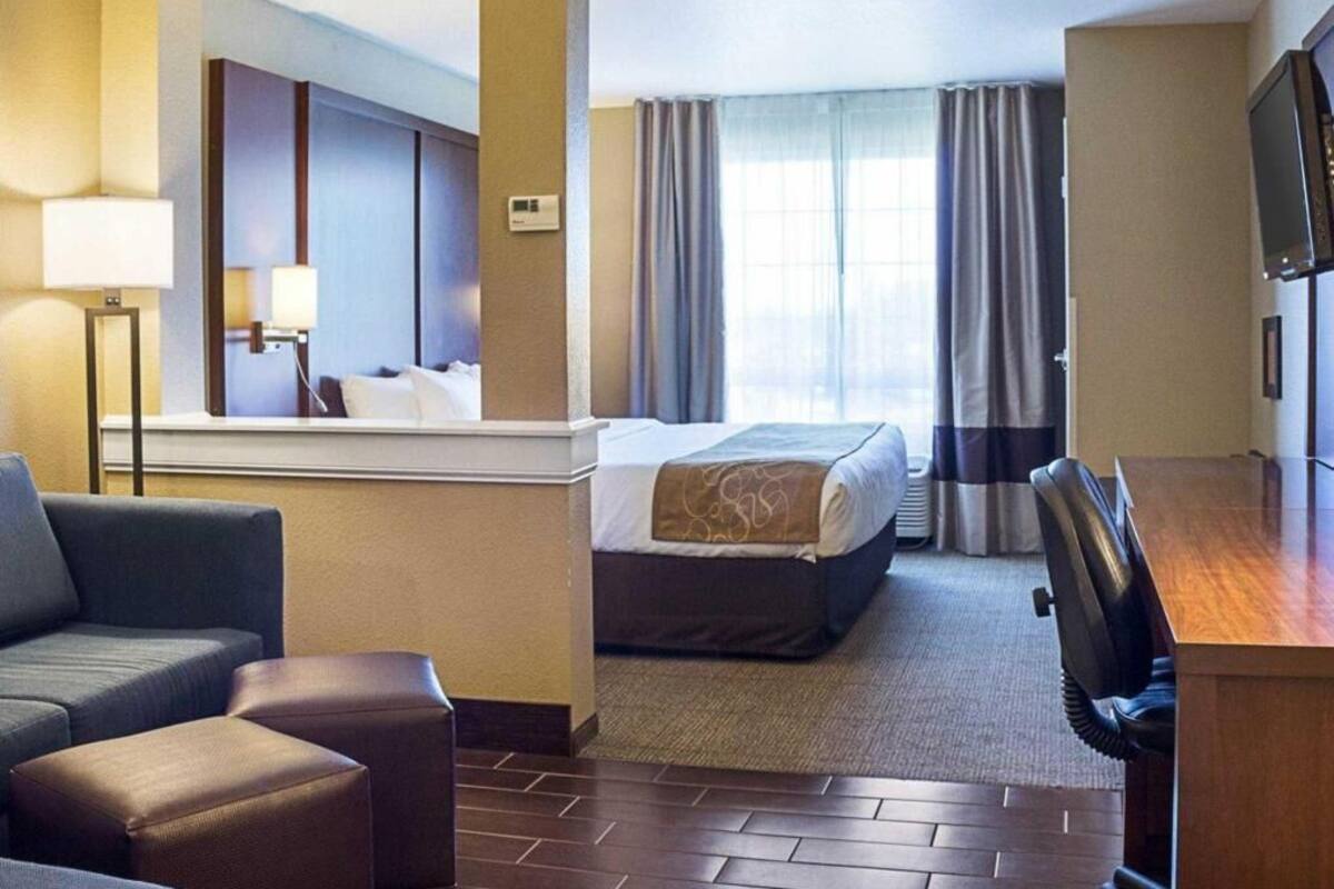 1 室のベッドルーム、セーフティボックス (室内)、デスク、遮光カーテン