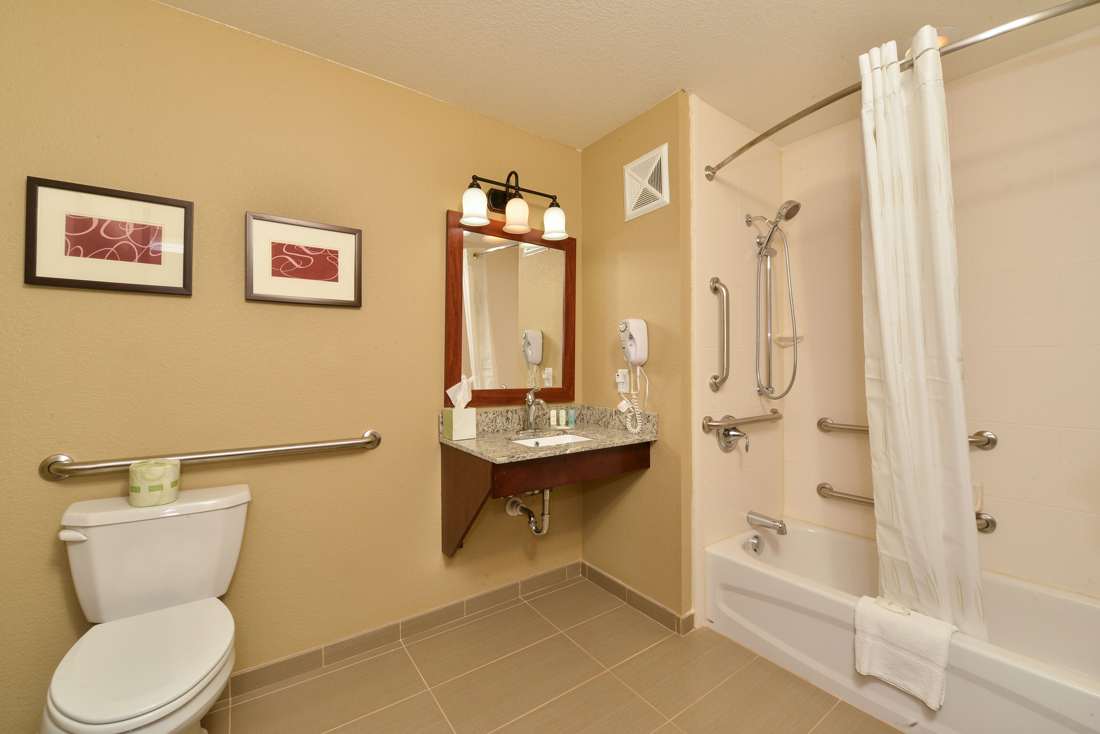 combined shower/bathtub, hair dryer, towels
