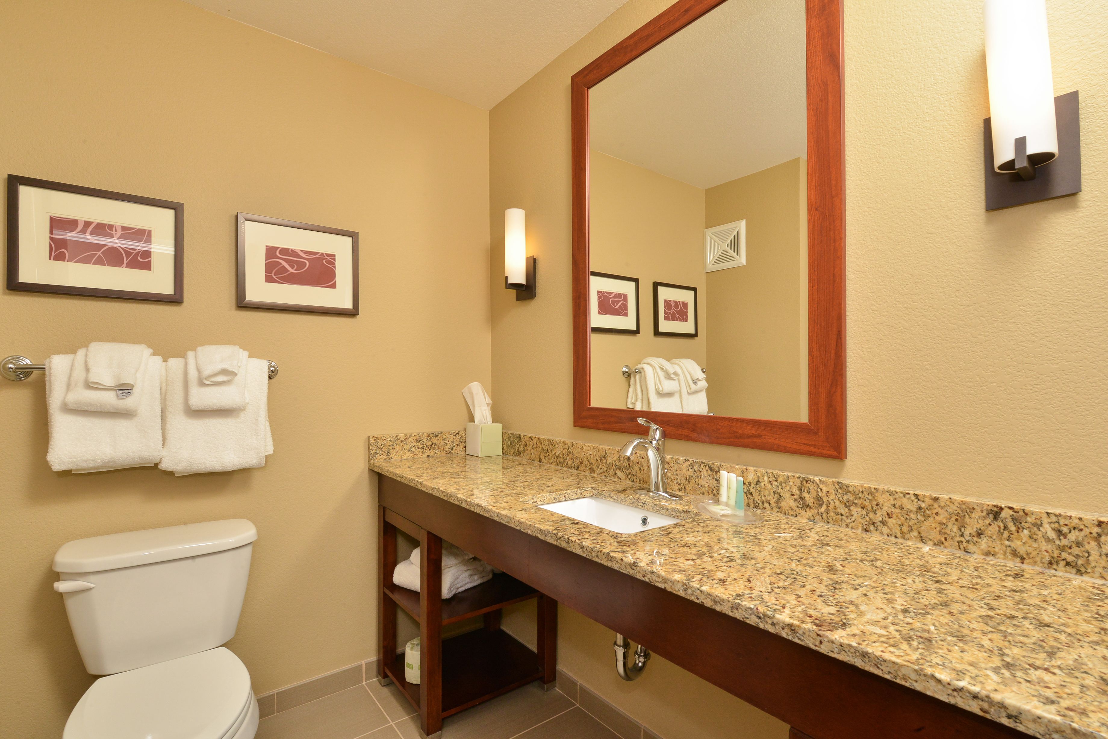 combined shower/bathtub, hair dryer, towels