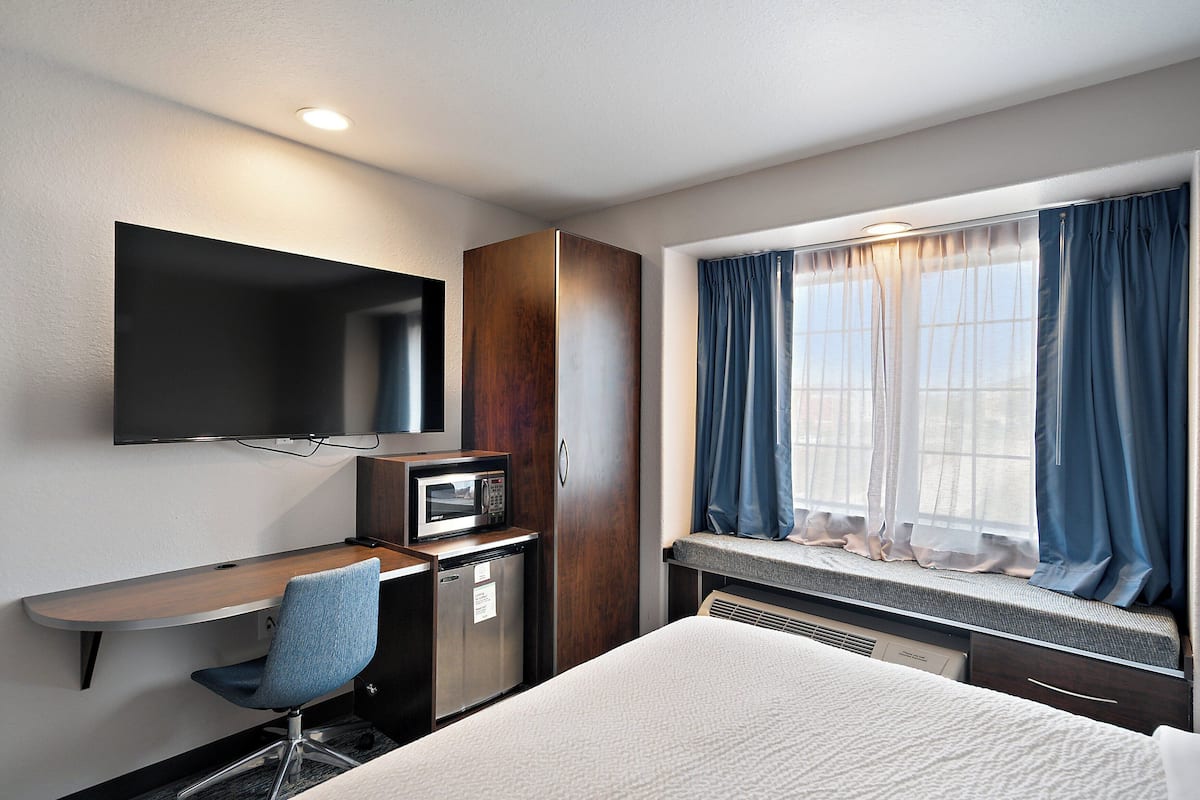 Standard Room, 1 Queen Bed | In-room safe, individually decorated, individually furnished, desk