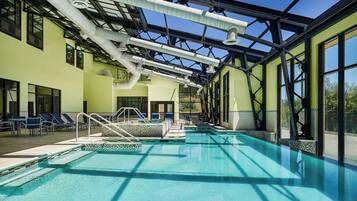 Una piscina cubierta (de 06:00 a 00:00), tumbonas