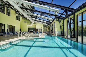 Alberca techada, acceso de 06:00 a 00:00, y camastros