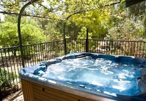 Outdoor spa tub - The Reserve Barossa Valley (Nuriootpa)