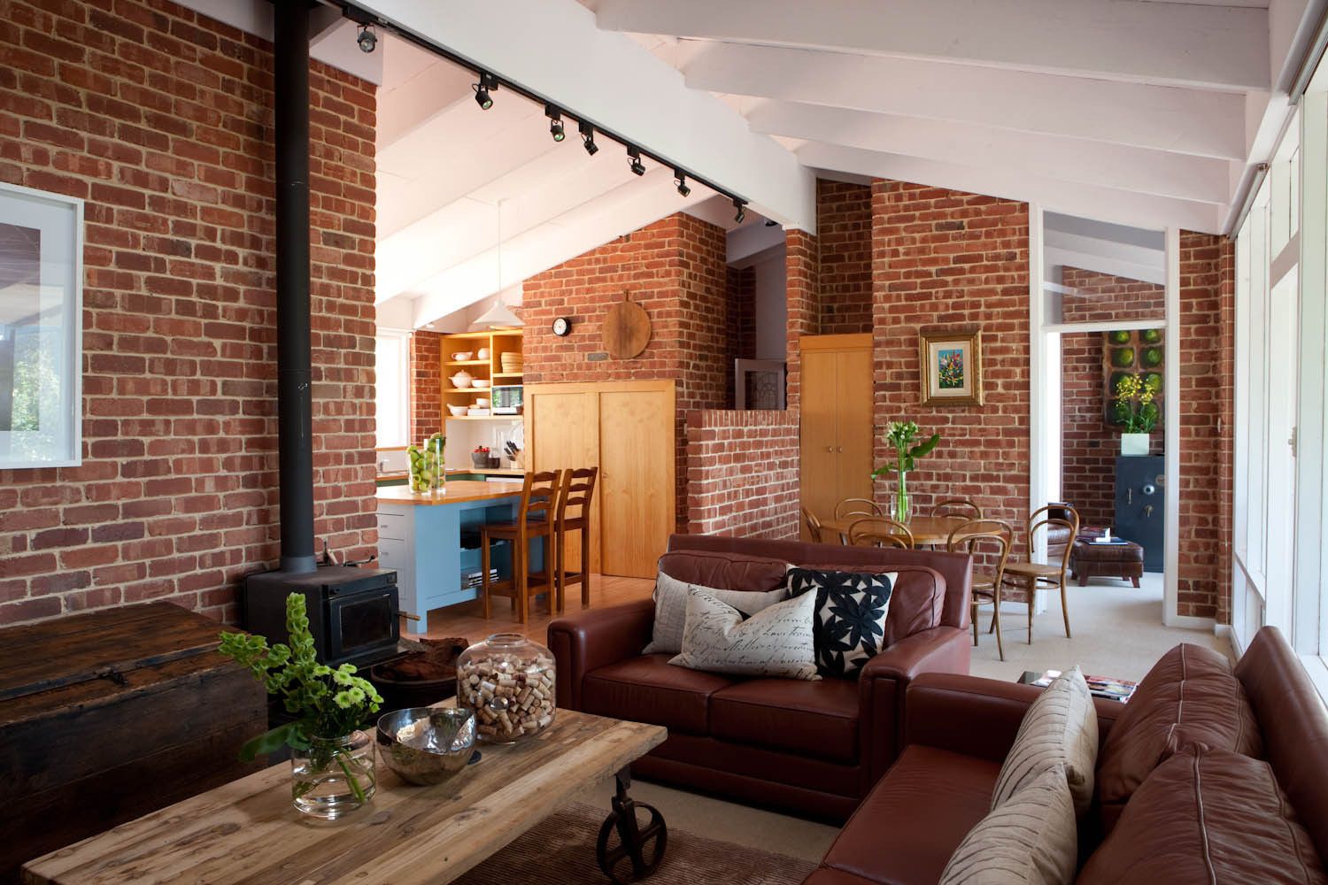 42-吋平面電視、數位頻道、電漿電視、壁爐