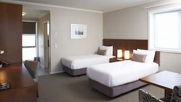 Escritorio, insonorización, tabla de planchar con plancha y wifi gratis