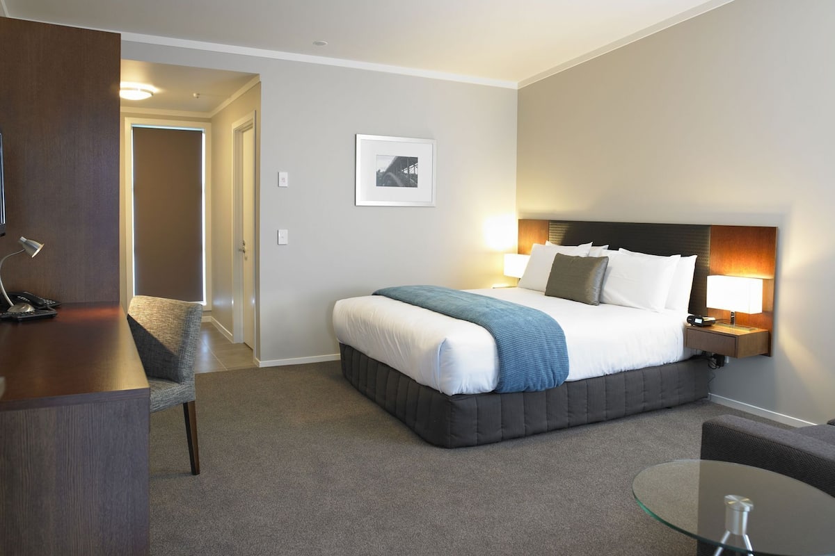 Schreibtisch, schallisolierte Zimmer, Bügeleisen/Bügelbrett