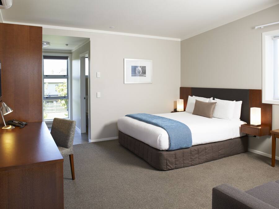 Corporate King Apartment | Desk, soundproofing, iron/ironing board, free WiFi