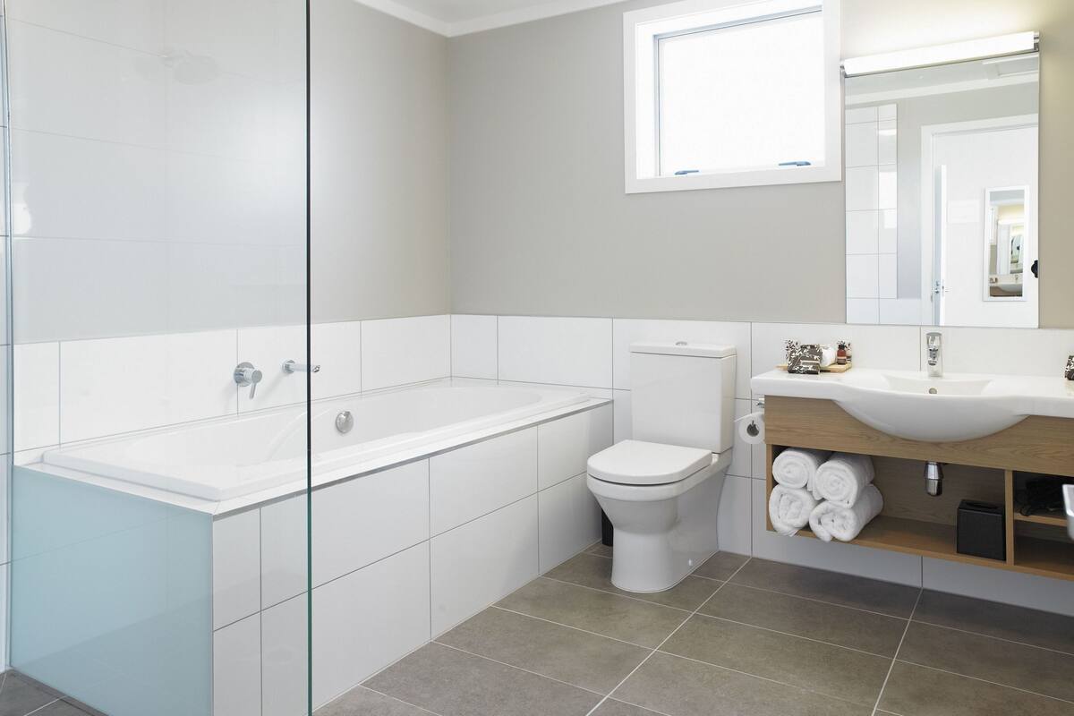 Badezimmer | Kostenlose Toilettenartikel, Haartrockner, Handtücher