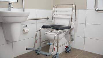 Studio Access Apartment | Bathroom amenities | Free toiletries, hair dryer, towels
