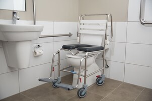 Studio Access Apartment | Bathroom amenities