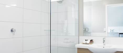 Articles de toilette gratuits, sĂšche-cheveux, serviettes fournies