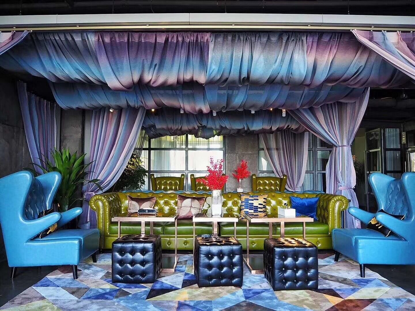 5 restaurants, breakfast, lunch, dinner served; local cuisine