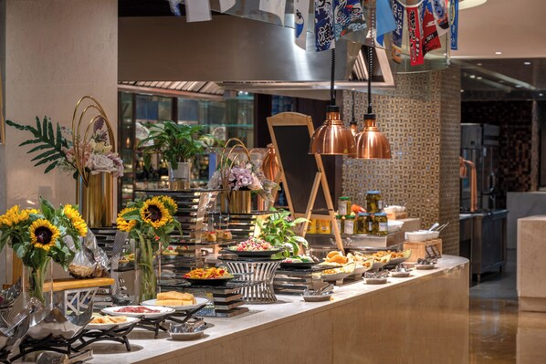 5 restaurants; breakfast, lunch and dinner served 