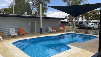 Utomhuspool, parasoller och solstolar