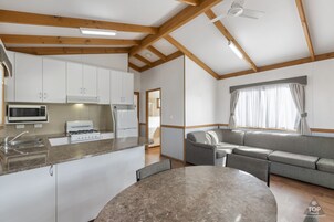 Refrigerador, microondas, tetera/pava eléctrica, tostadora