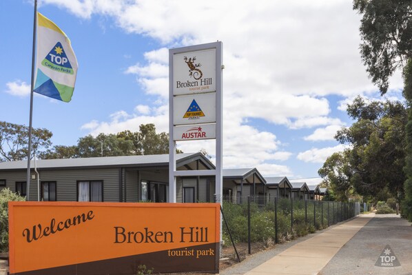A sign welcoming visitors to Broken Hill tourist park, featuring logos of TOP Caravan Parks and AUSTAR. - Broken Hill Tourist Park (Broken Hill)