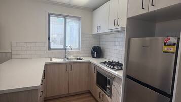 Cabana premier | Cozinha privada | Geladeira, micro-ondas, chaleira elétrica, torradeira