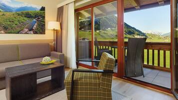 Suíte júnior, sacada, vista para a montanha | 1 quarto, roupas de cama premium, camas com colchões pillow-top