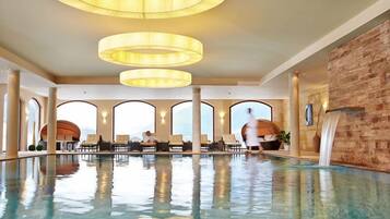 Piscina interna, espreguiçadeiras