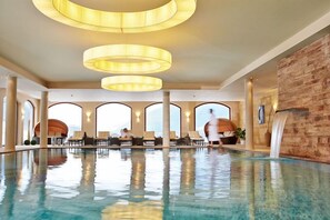 Piscine intérieure, chaises longues
