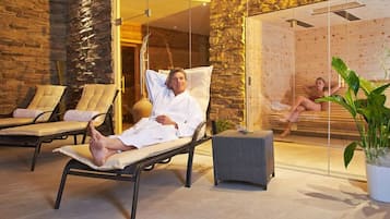 Salas de tratamiento para parejas, sauna y tina de hidromasaje