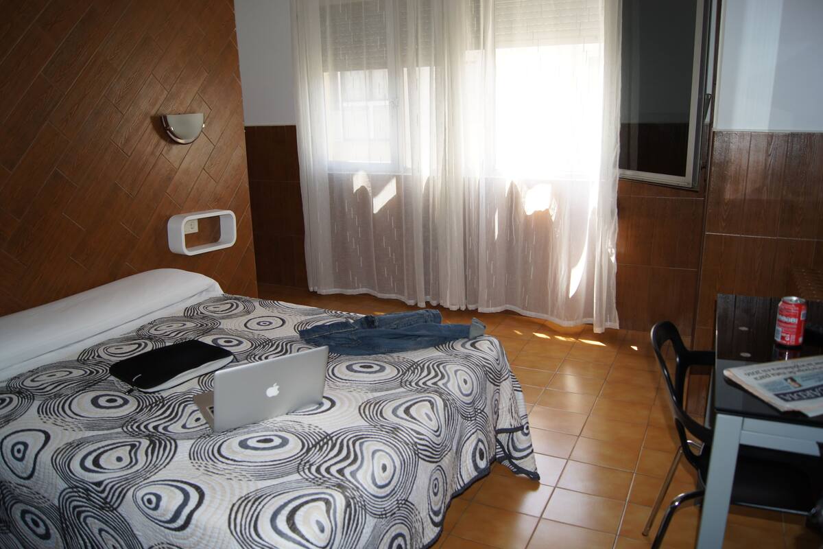 Standard Room, 1 Single Bed | Individually decorated, individually furnished, desk, blackout curtains