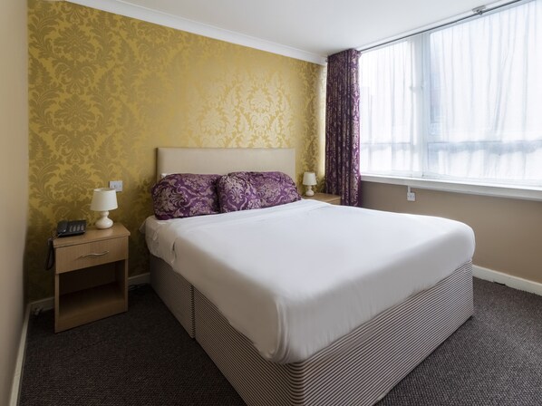 مكتب ومكواة/لوح كي وملاءات أسرّة