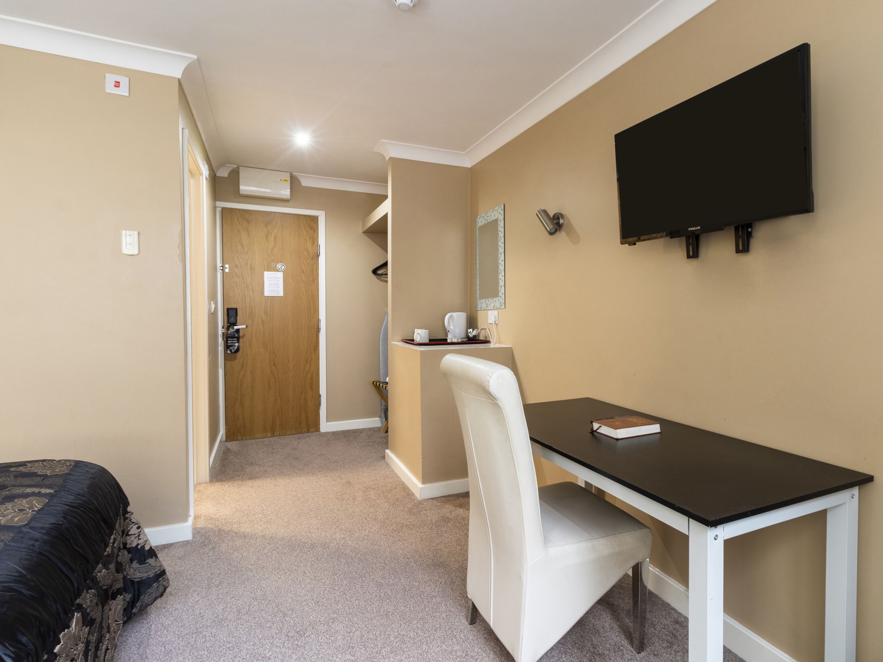 standard twin room, 2 single beds | living area | flat-screen tv