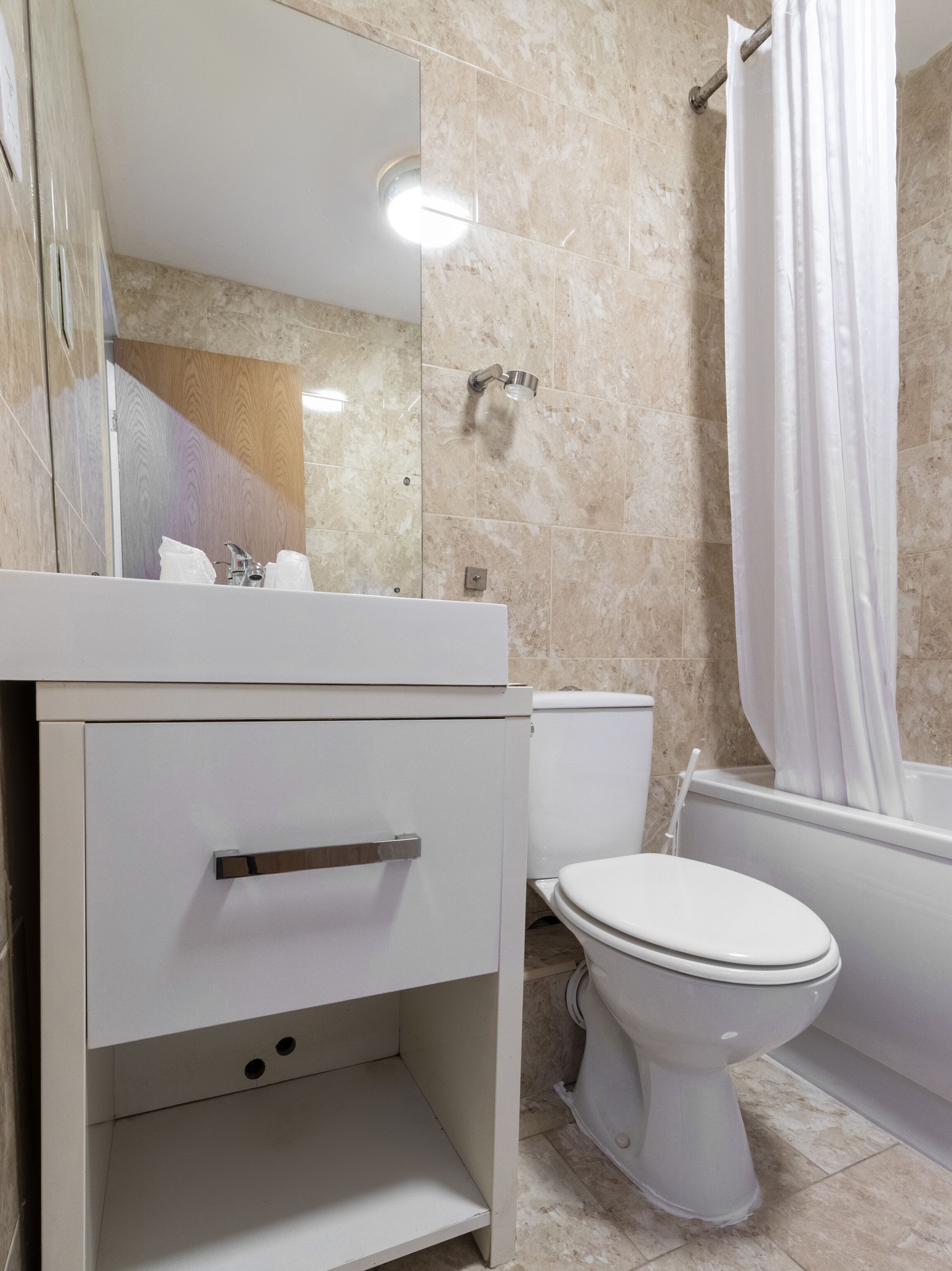 standard double room, 1 double bed | bathroom | combined shower/bathtub, free toiletries, hair dryer, towels