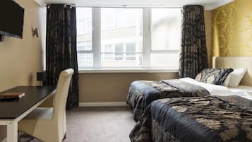 Habitación estándar con 2 camas individuales, 2 camas individuales | Escritorio, tabla de planchar con plancha y ropa de cama