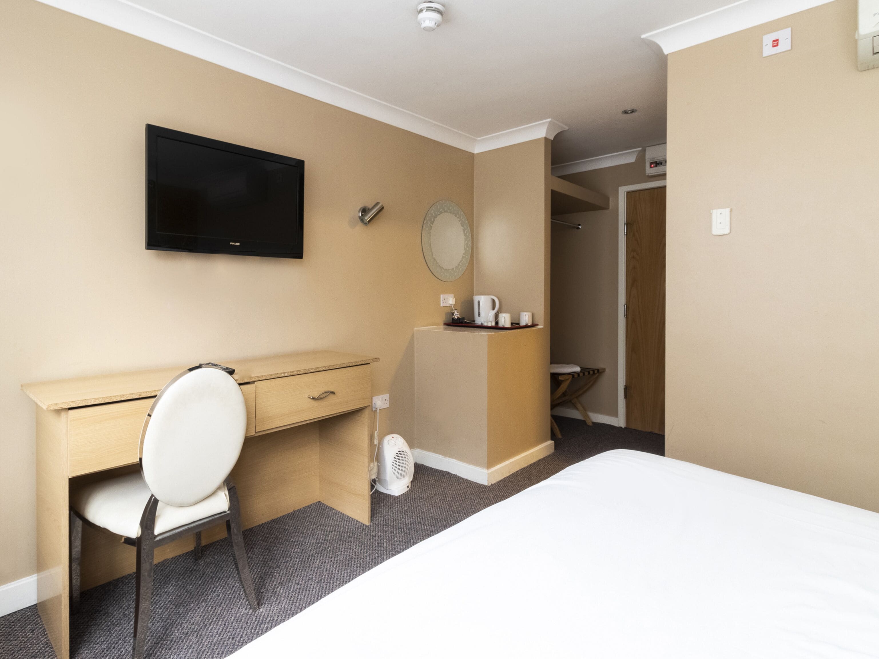 standard double room, 1 double bed | desk, iron/ironing board, bed sheets