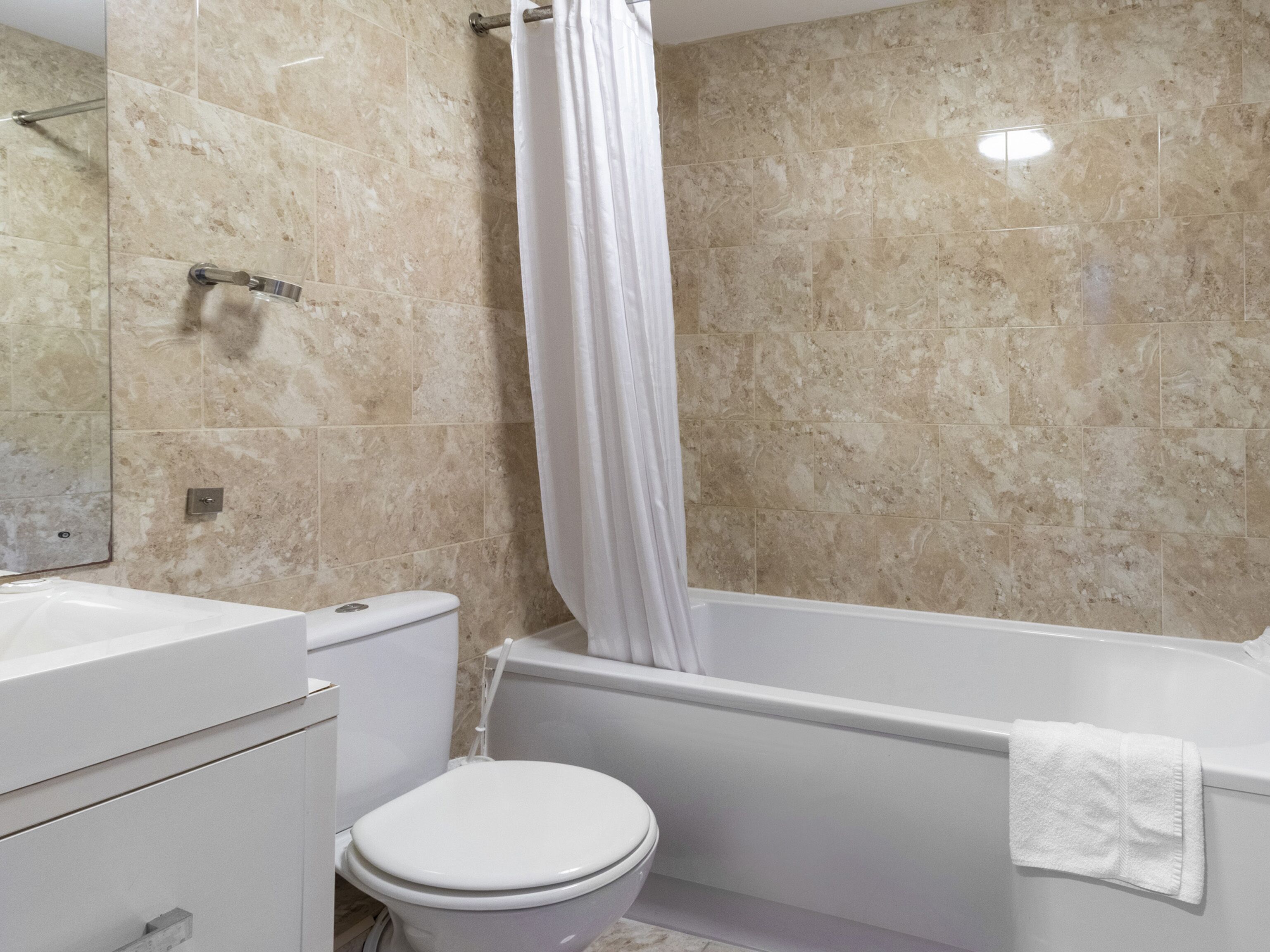 standard double room, 1 double bed | bathroom | combined shower/bathtub, free toiletries, hair dryer, towels