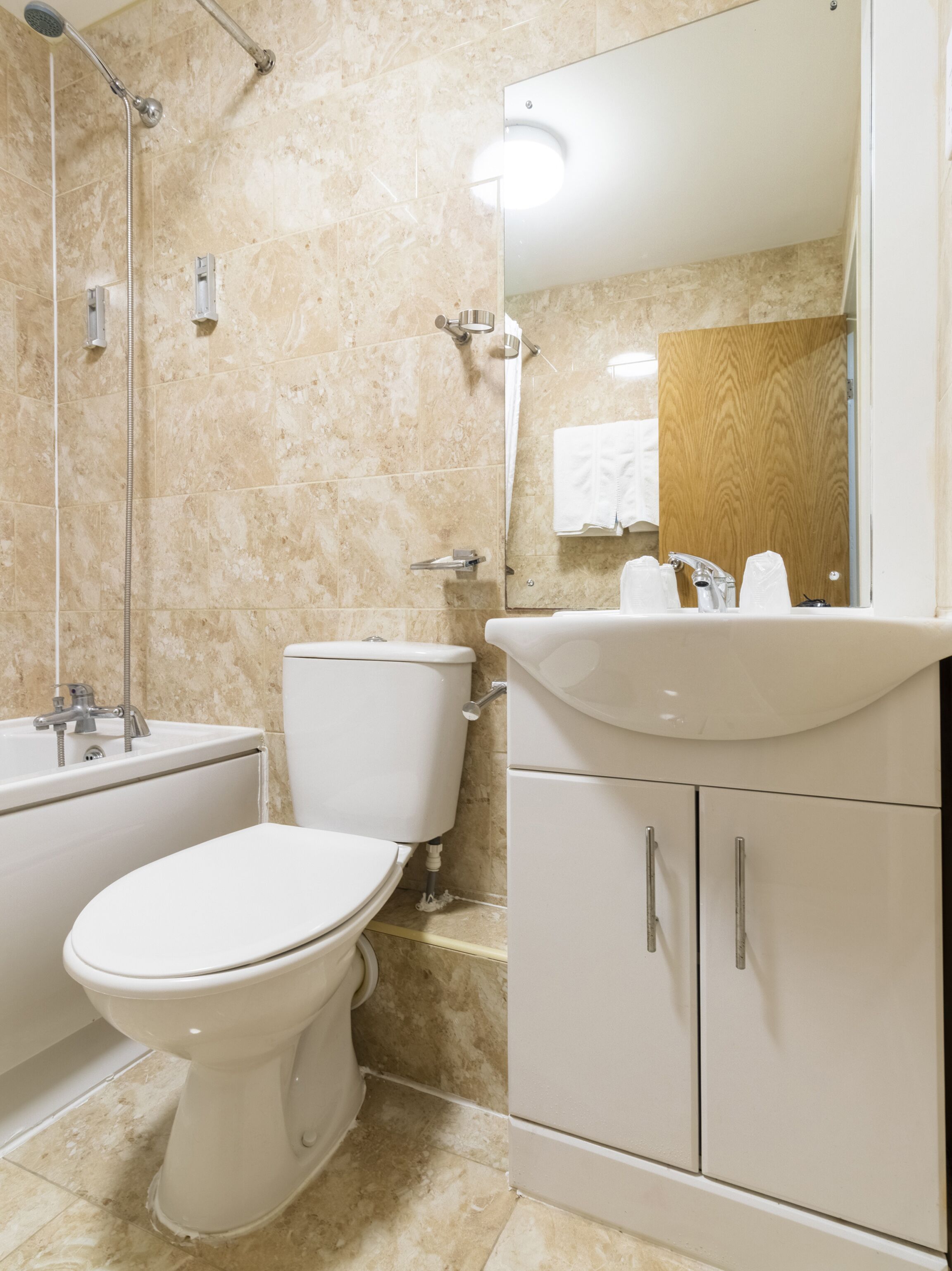 standard twin room, 2 single beds | bathroom | combined shower/bathtub, free toiletries, hair dryer, towels
