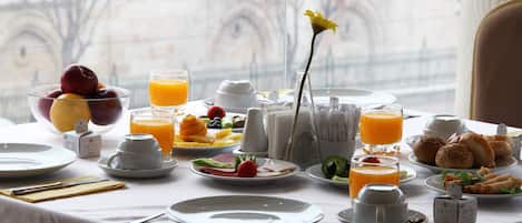 Desayuno buffet todos los días (con cargo)