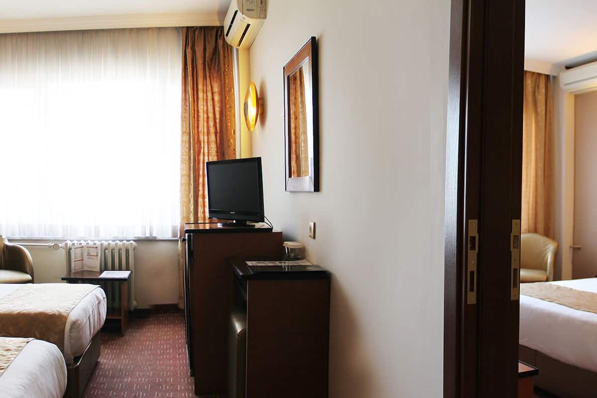 Familiekamer, uitzicht op stad | Lakens van Egyptisch katoen, luxe beddengoed, een minibar