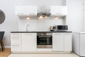 Chambre supérieure double (Main Square) | Cuisinette privée | Réfrigérateur, four à micro-ondes, surface de cuisson