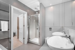 Luxury Two-Bedroom Suite | Kylpyhuoneen suihku